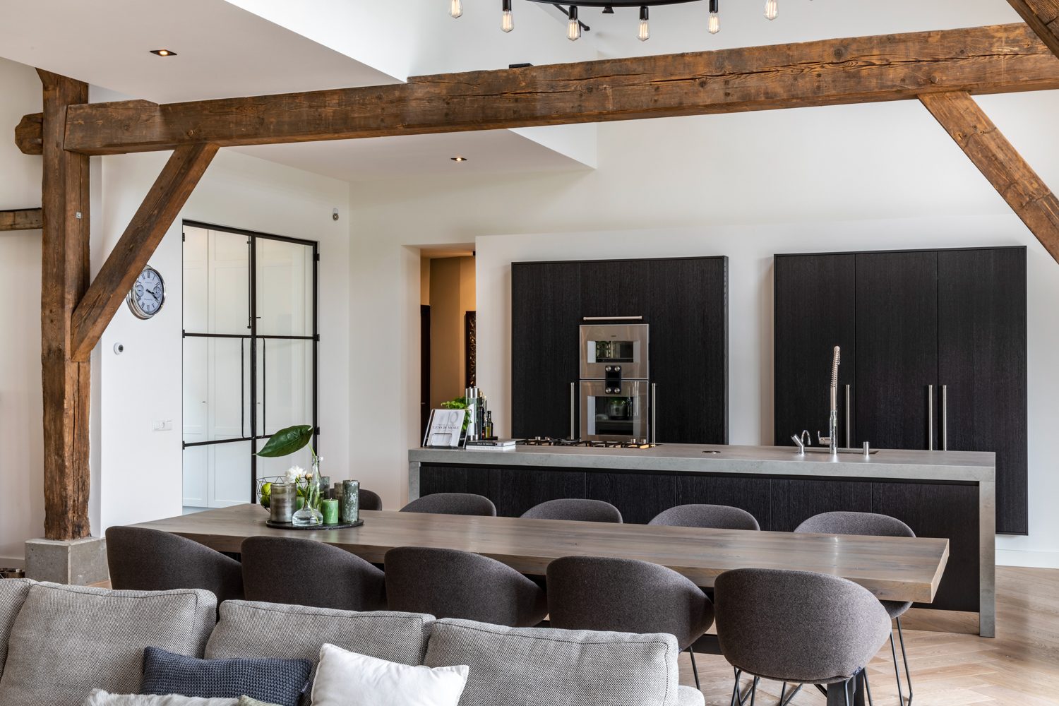 Transformatie boerderij Zwolle - Stijlvol wonen in een vijfsterren stal