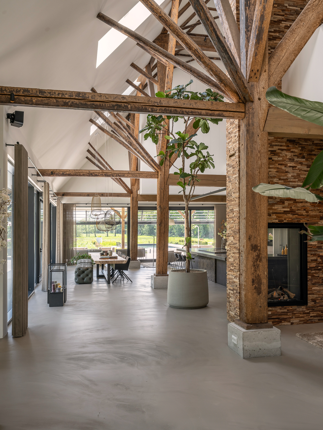 Transformatie friese monumentale boerderij - Van historisch erfgoed naar eigentijds wonen