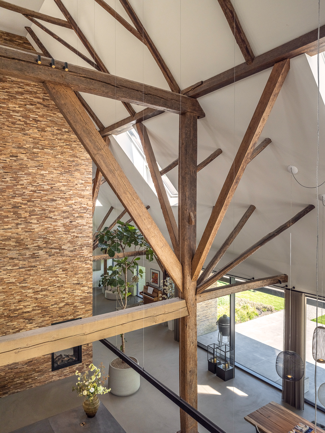 Transformatie friese monumentale boerderij - Van historisch erfgoed naar eigentijds wonen