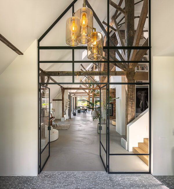 Een monumentale Friese stelpboerderij is met respect voor erfgoed en omgeving getransformeerd tot een eigentijdse woonboerderij. AL architecten realiseerde een harmonieus samenspel van historische structuur en modern wooncomfort in het Friese landschap.
