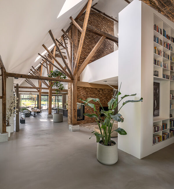 Een monumentale Friese stelpboerderij is met respect voor erfgoed en omgeving getransformeerd tot een eigentijdse woonboerderij. AL architecten realiseerde een harmonieus samenspel van historische structuur en modern wooncomfort in het Friese landschap.