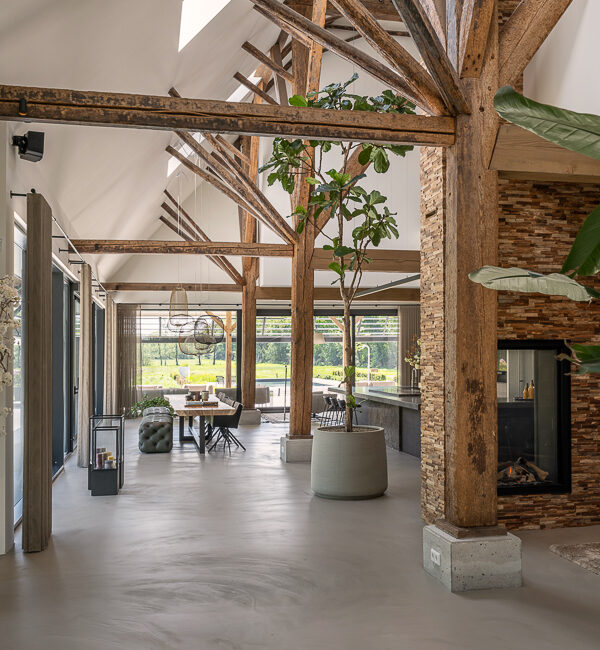 Een monumentale Friese stelpboerderij is met respect voor erfgoed en omgeving getransformeerd tot een eigentijdse woonboerderij. AL architecten realiseerde een harmonieus samenspel van historische structuur en modern wooncomfort in het Friese landschap.