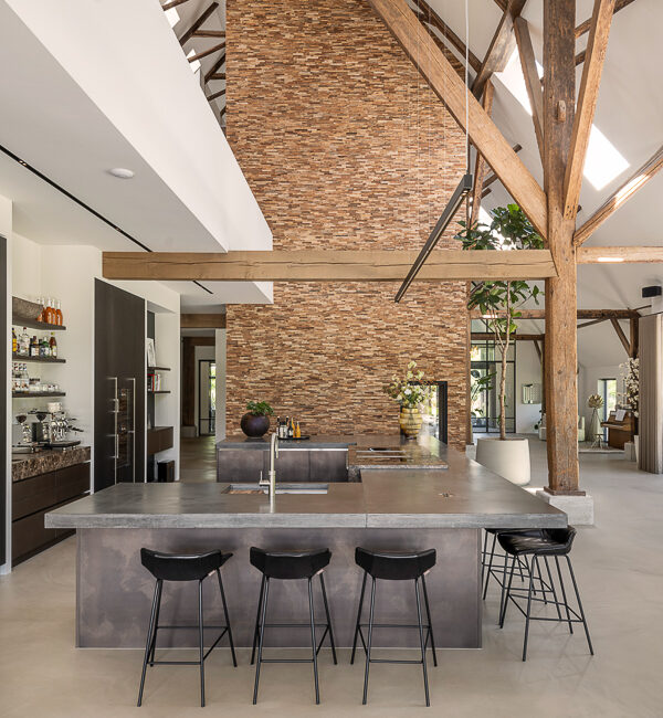 Een monumentale Friese stelpboerderij is met respect voor erfgoed en omgeving getransformeerd tot een eigentijdse woonboerderij. AL architecten realiseerde een harmonieus samenspel van historische structuur en modern wooncomfort in het Friese landschap.