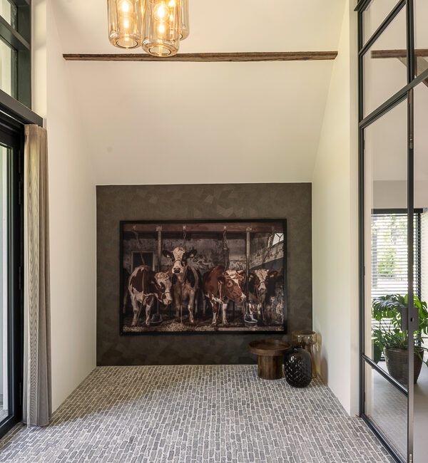 Een monumentale Friese stelpboerderij is met respect voor erfgoed en omgeving getransformeerd tot een eigentijdse woonboerderij. AL architecten realiseerde een harmonieus samenspel van historische structuur en modern wooncomfort in het Friese landschap.
