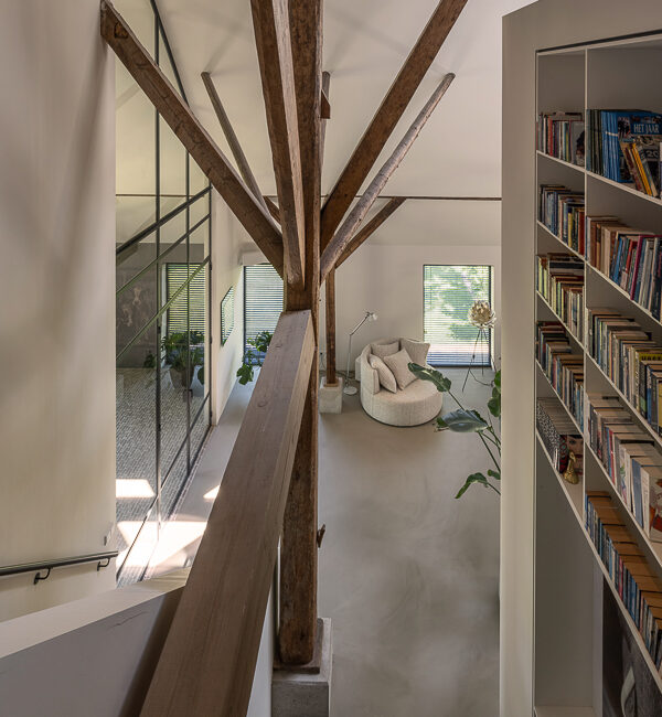 Een monumentale Friese stelpboerderij is met respect voor erfgoed en omgeving getransformeerd tot een eigentijdse woonboerderij. AL architecten realiseerde een harmonieus samenspel van historische structuur en modern wooncomfort in het Friese landschap.