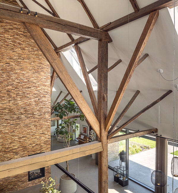 Een monumentale Friese stelpboerderij is met respect voor erfgoed en omgeving getransformeerd tot een eigentijdse woonboerderij. AL architecten realiseerde een harmonieus samenspel van historische structuur en modern wooncomfort in het Friese landschap.