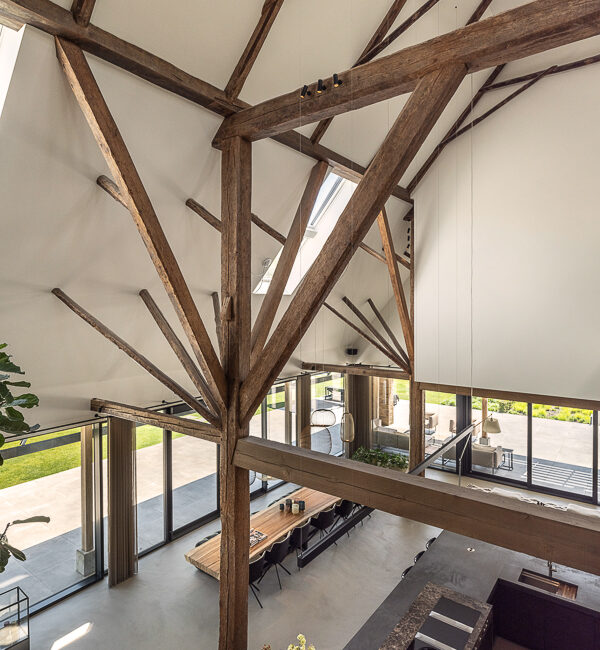 Een monumentale Friese stelpboerderij is met respect voor erfgoed en omgeving getransformeerd tot een eigentijdse woonboerderij. AL architecten realiseerde een harmonieus samenspel van historische structuur en modern wooncomfort in het Friese landschap.