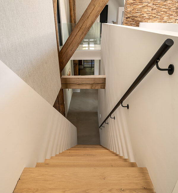 Een monumentale Friese stelpboerderij is met respect voor erfgoed en omgeving getransformeerd tot een eigentijdse woonboerderij. AL architecten realiseerde een harmonieus samenspel van historische structuur en modern wooncomfort in het Friese landschap.