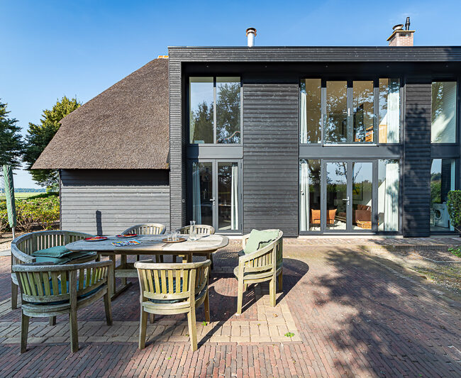 Een karakteristieke boerderij in het Vechtdal is getransformeerd tot een eigentijdse woonboerderij met gesplitste woonfuncties. Een project van AL architecten waarin erfgoed, comfort en ruimtelijke kwaliteit samenkomen in het Overijsselse landschap.