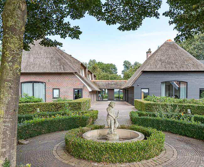 Een karakteristieke boerderij in het Vechtdal is getransformeerd tot een eigentijdse woonboerderij met gesplitste woonfuncties. Een project van AL architecten waarin erfgoed, comfort en ruimtelijke kwaliteit samenkomen in het Overijsselse landschap.