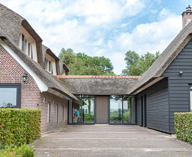 Een karakteristieke boerderij in het Vechtdal is getransformeerd tot een eigentijdse woonboerderij met gesplitste woonfuncties. Een project van AL architecten waarin erfgoed, comfort en ruimtelijke kwaliteit samenkomen in het Overijsselse landschap.
