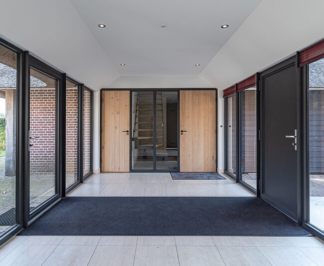Een karakteristieke boerderij in het Vechtdal is getransformeerd tot een eigentijdse woonboerderij met gesplitste woonfuncties. Een project van AL architecten waarin erfgoed, comfort en ruimtelijke kwaliteit samenkomen in het Overijsselse landschap.