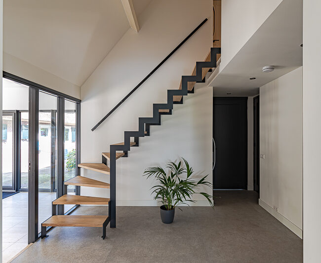 Een karakteristieke boerderij in het Vechtdal is getransformeerd tot een eigentijdse woonboerderij met gesplitste woonfuncties. Een project van AL architecten waarin erfgoed, comfort en ruimtelijke kwaliteit samenkomen in het Overijsselse landschap.