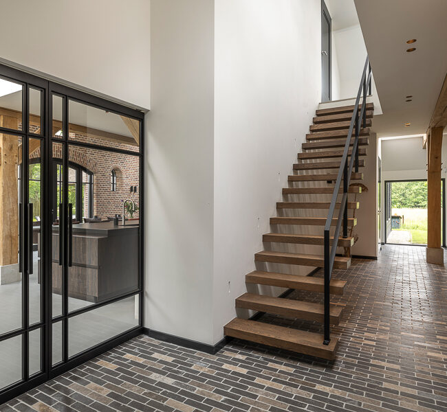 Een karaktervolle boerderij in Gelderland is verbouwd en uitgebreid tot een eigentijdse woonboerderij. AL architecten realiseerde een ruimtelijke transformatie waarin de oorspronkelijke structuur behouden bleef en werd aangevuld met moderne woonkwaliteit.