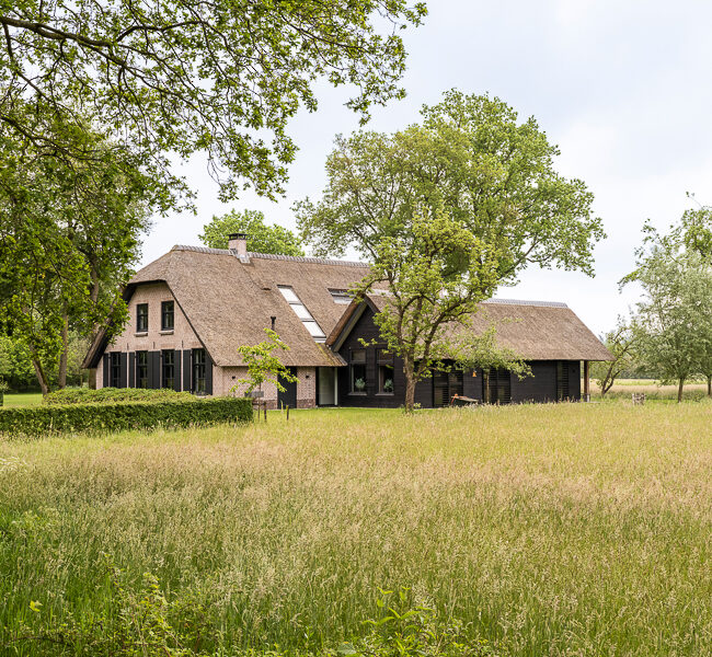 Een karaktervolle boerderij in Gelderland is verbouwd en uitgebreid tot een eigentijdse woonboerderij. AL architecten realiseerde een ruimtelijke transformatie waarin de oorspronkelijke structuur behouden bleef en werd aangevuld met moderne woonkwaliteit.