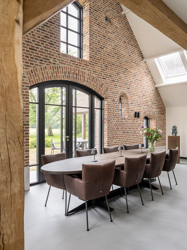 Modern interieur woonboerderij met rieten kap