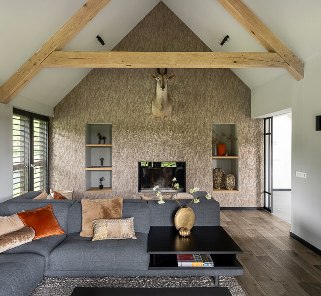 Een karaktervolle boerderij in Gelderland is verbouwd en uitgebreid tot een eigentijdse woonboerderij. AL architecten realiseerde een ruimtelijke transformatie waarin de oorspronkelijke structuur behouden bleef en werd aangevuld met moderne woonkwaliteit.
