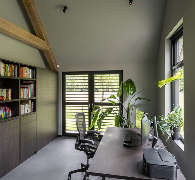 Een karaktervolle boerderij in Gelderland is verbouwd en uitgebreid tot een eigentijdse woonboerderij. AL architecten realiseerde een ruimtelijke transformatie waarin de oorspronkelijke structuur behouden bleef en werd aangevuld met moderne woonkwaliteit.