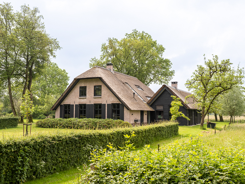 Voor en na verbouwing Veluwse boerderij door AL architecten