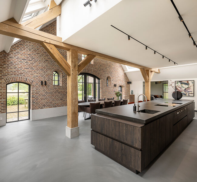 Een karaktervolle boerderij in Gelderland is verbouwd en uitgebreid tot een eigentijdse woonboerderij. AL architecten realiseerde een ruimtelijke transformatie waarin de oorspronkelijke structuur behouden bleef en werd aangevuld met moderne woonkwaliteit.