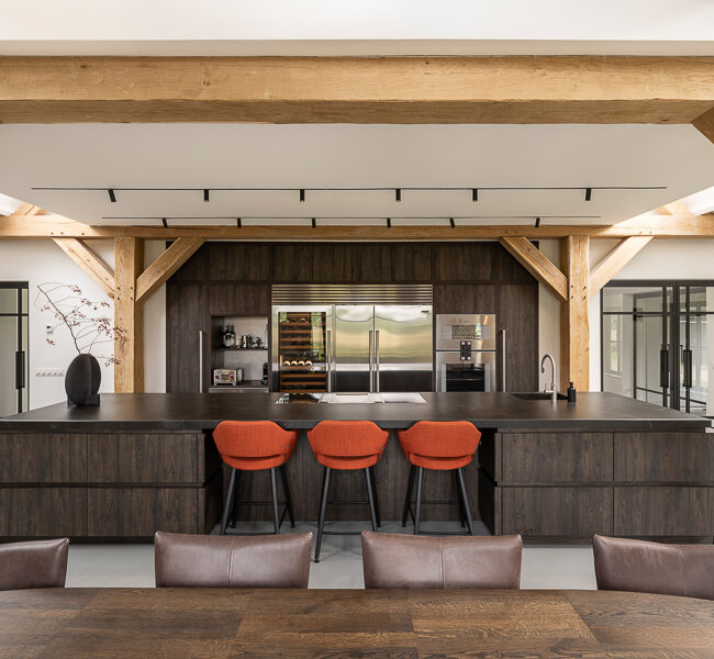 Een karaktervolle boerderij in Gelderland is verbouwd en uitgebreid tot een eigentijdse woonboerderij. AL architecten realiseerde een ruimtelijke transformatie waarin de oorspronkelijke structuur behouden bleef en werd aangevuld met moderne woonkwaliteit.