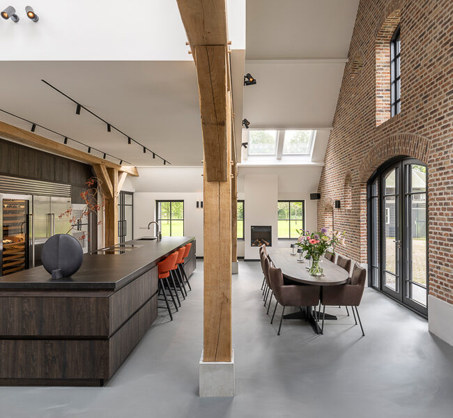 Een karaktervolle boerderij in Gelderland is verbouwd en uitgebreid tot een eigentijdse woonboerderij. AL architecten realiseerde een ruimtelijke transformatie waarin de oorspronkelijke structuur behouden bleef en werd aangevuld met moderne woonkwaliteit.