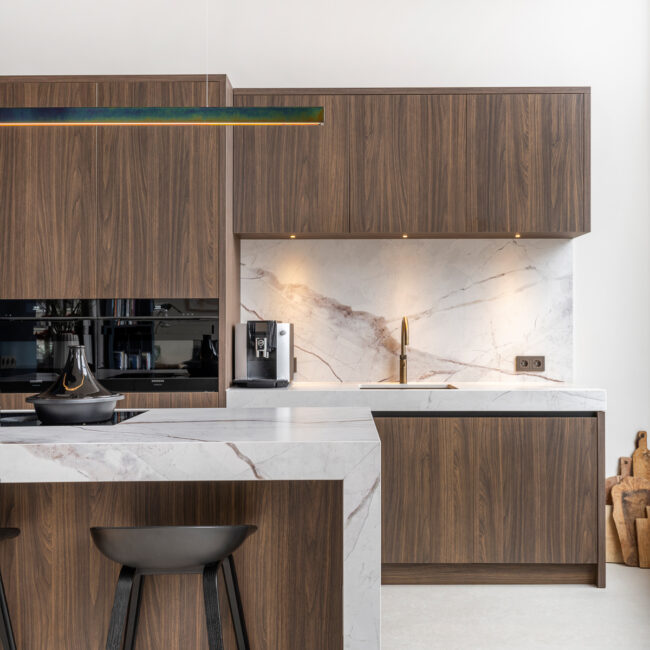 Minimalistische keuken in stadsappartement