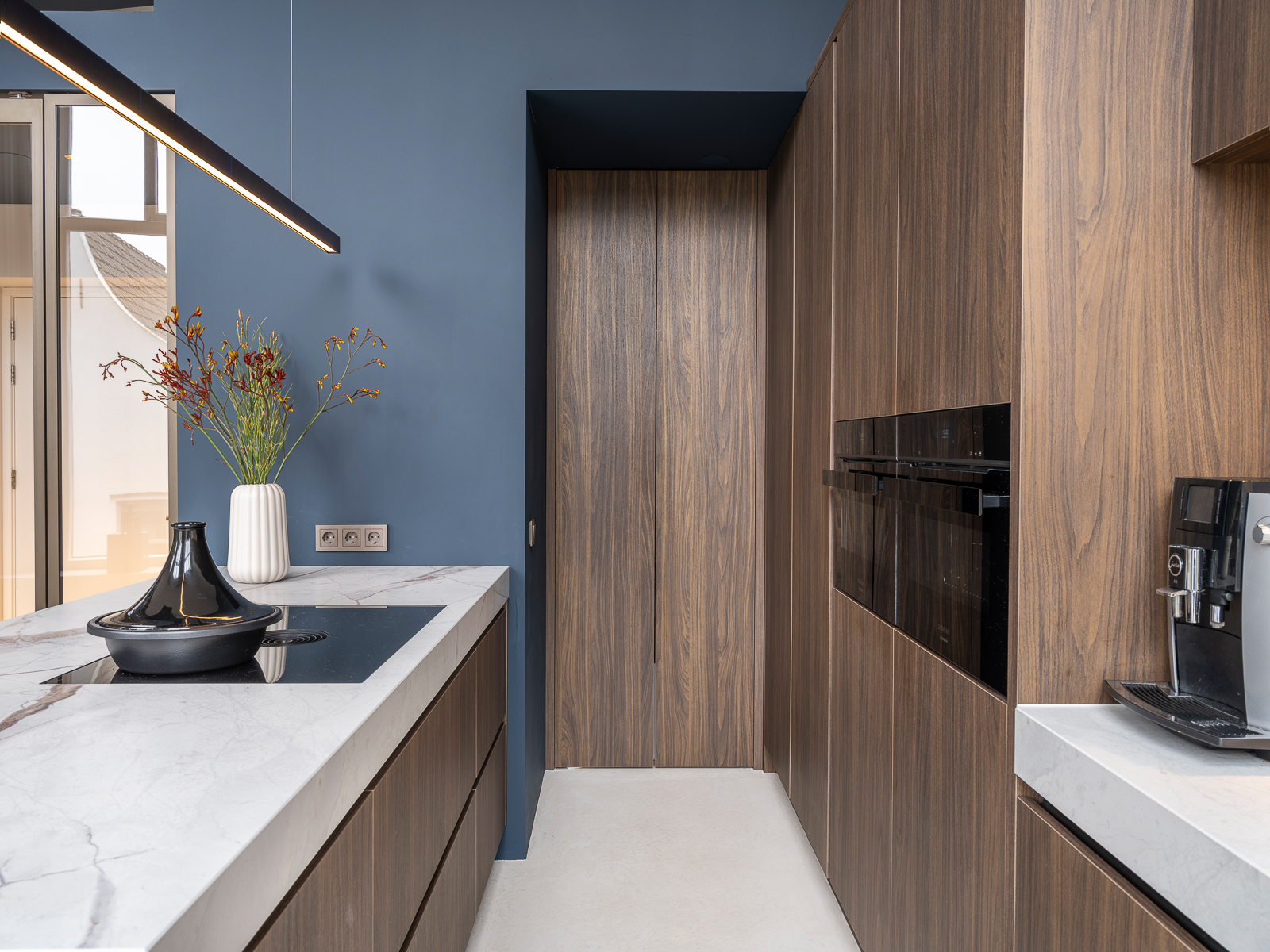 Minimalistische keuken in stadsappartement